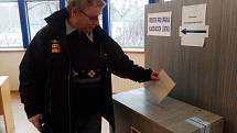 Krátce po čtrnácté hodině v pátek praskala volební místnost v Proboštově na Teplicku ve švech.