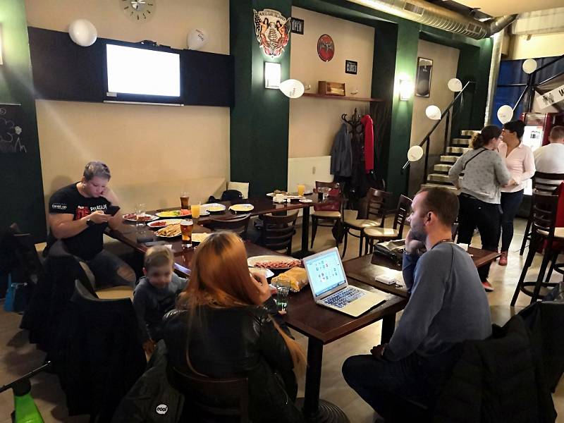 Atmosféra ve štábu hnutí Vaše Ústí nedaleko centra Mírového náměstí v Ústí nad Labem