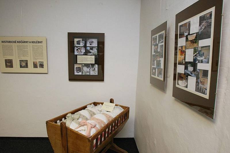 Od minulého týdne si mohou návštěvníci prohlédnout v Oblastním muzeu v Děčíně unikátní výstavu s názvem „Kolébky a kočárky“ ze soukromé sbírky Miloslavy Šormové.