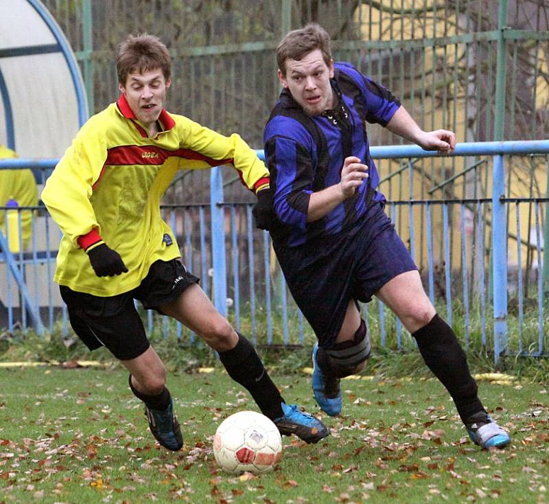 Fotbalisté Mojžíře B (pruhovaní) doma rozdrtili Skorotice 10:1.