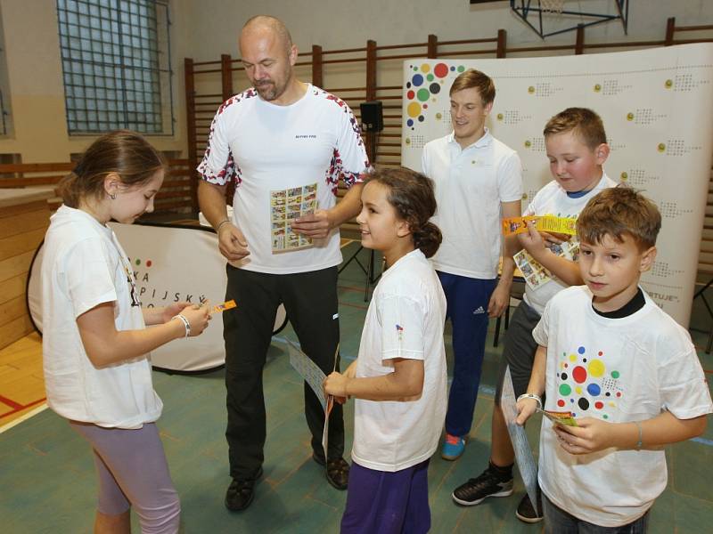 Disciplíny olympijského víceboje si s olympioniky vyzkoušely děti v ZŠ SNP.