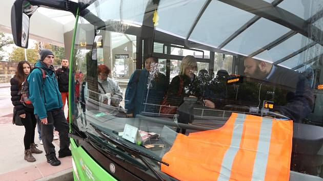 Bezpečnostní vestu na protest proti nízkým platům oblékli někteří řidiči autobusů.