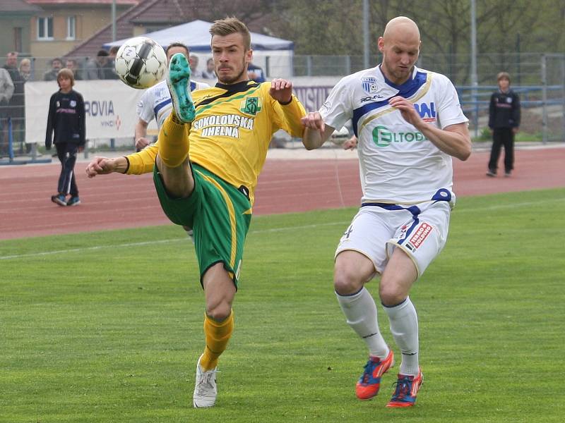 Ústečtí fotbalisté (bílí) doma porazili Sokolov 2:0. 