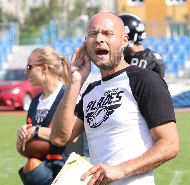 Paddock liga 2019. Ústečtí Blades (černé dresy) přehráli při prvním utkání na městském stadionu Alligators Brno (bílo-zelené dresy) 30:0.