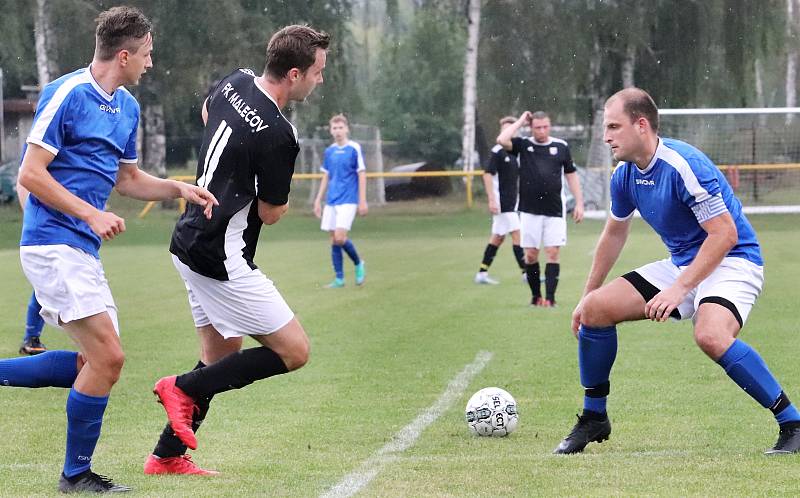 II. třída 2- kolo - hráno ve Svádově. Malečov (černá trika) porazil Chlumec B (modrá trika) 4:0.