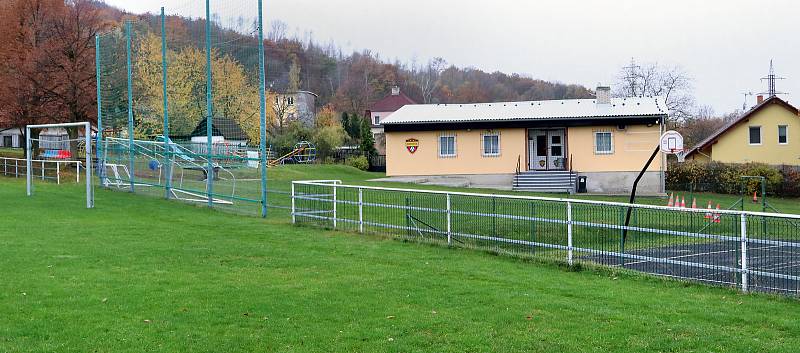 Fotbalové hřiště v Hostovicích je kuriózní sklonem v podélném i příčném směru. Pohled z dolního (nejnižší místo) levého rohu