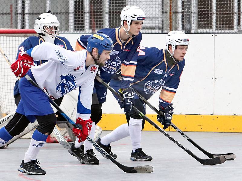 Ústeckým (modří) se nic nedařilo a tak je soupeř z Pardubic (bílí) převálcoval 0:8.