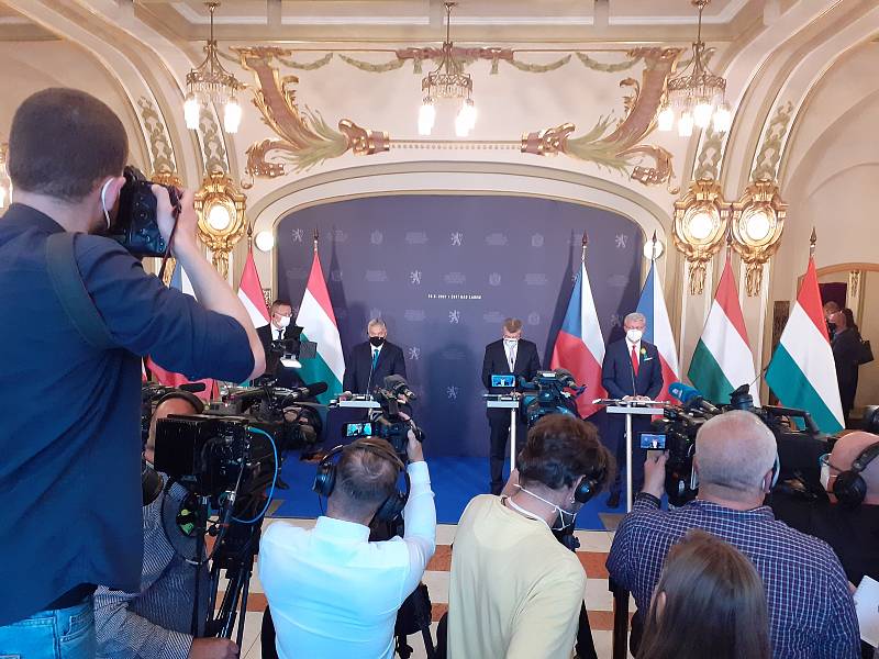 Viktor Orbán s Andrejem Babišem ve středu v Ústí na tiskové konferenci v divadle.