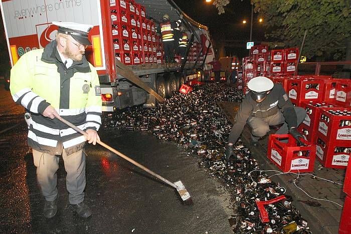 Tisíce lahví s pivem se rozbilo a pivo vyteklo na silnici.