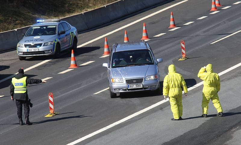 Policisté , hasiči a vojáci hlídají od páteční půlnoci přechod Petrovice-Krásný les. Kontrolují každé osobní vozidlo, které jede z Německa a namátkou i kamiony.