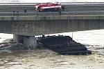 Povodeň 2002 na Děčínsku. Voda se dostala i do domů. Zaplaven byl i přístav a policisté zasahovali u lodi, která se utrhla a zachytila se u pilíře mostu.