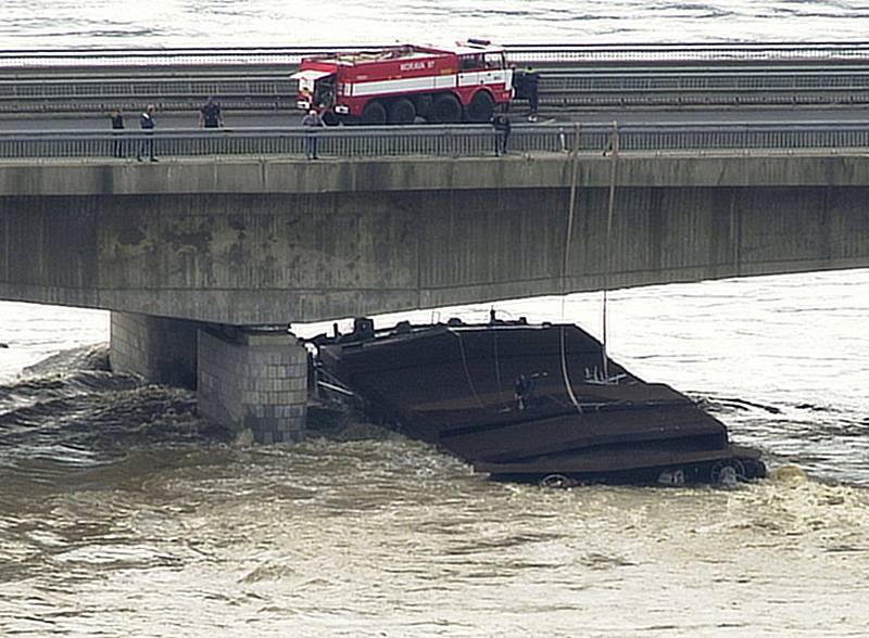 Povodeň 2002 na Děčínsku. Voda se dostala i do domů. Zaplaven byl i přístav a policisté zasahovali u lodi, která se utrhla a zachytila se u pilíře mostu.