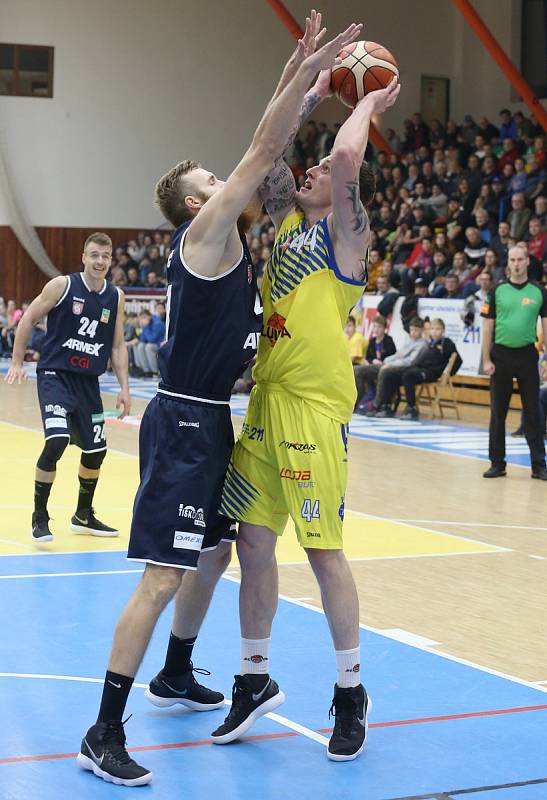 Severočeské basketbalové derby mezi Ústím a Děčínem.