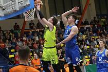 SLUNETA Ústí nad Labem - USK Praha, KNBL 2019/2020. Martin David v nájezdu do koše