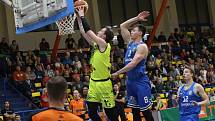 SLUNETA Ústí nad Labem - USK Praha, KNBL 2019/2020. Martin David v nájezdu do koše