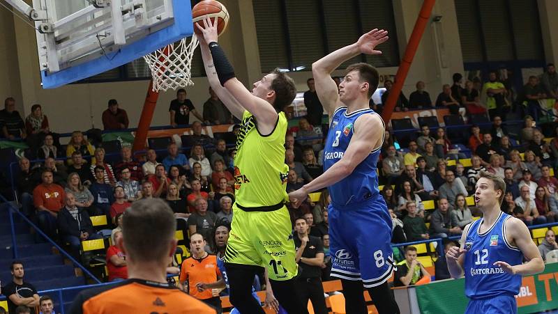 SLUNETA Ústí nad Labem - USK Praha, KNBL 2019/2020. Martin David v nájezdu do koše