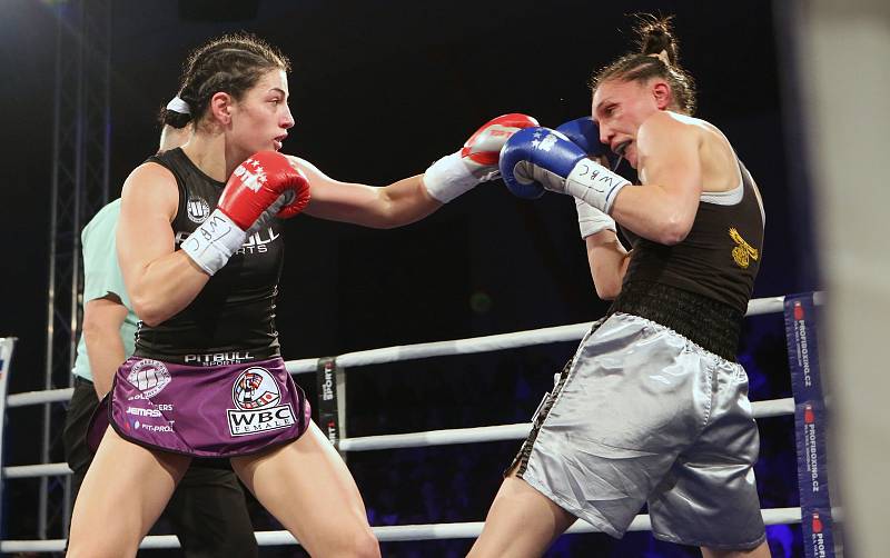 Do životní bitvy o profesionální titul WBC Silver World Championship se jako první pustila Děčínská mlátička Lucie Sedláčková. Ta díky mohutně podpoře fanoušků desetikolový boj s nebezpečnou Irmou Balijagičovou Adlerovou z Bosny a Hercegoviny po skvělém t