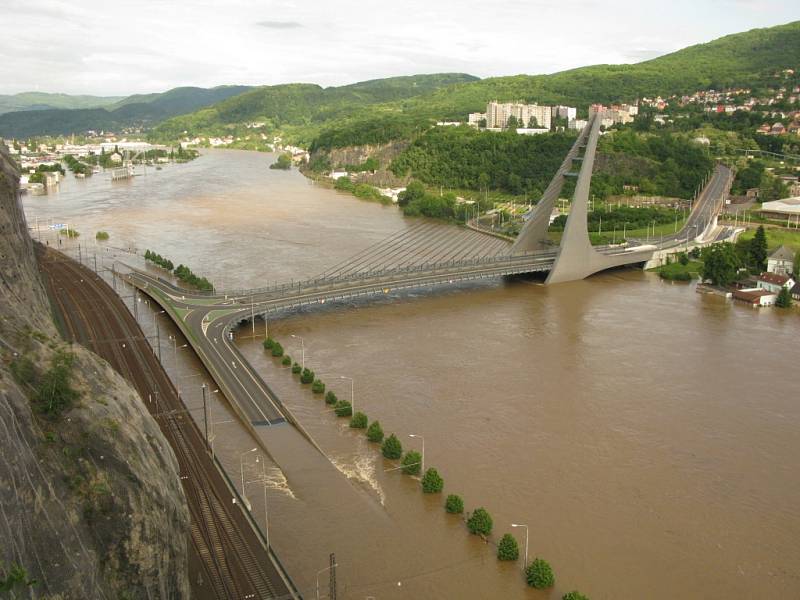 Voda v centru Ústí nad Labem, středeční podvečer.