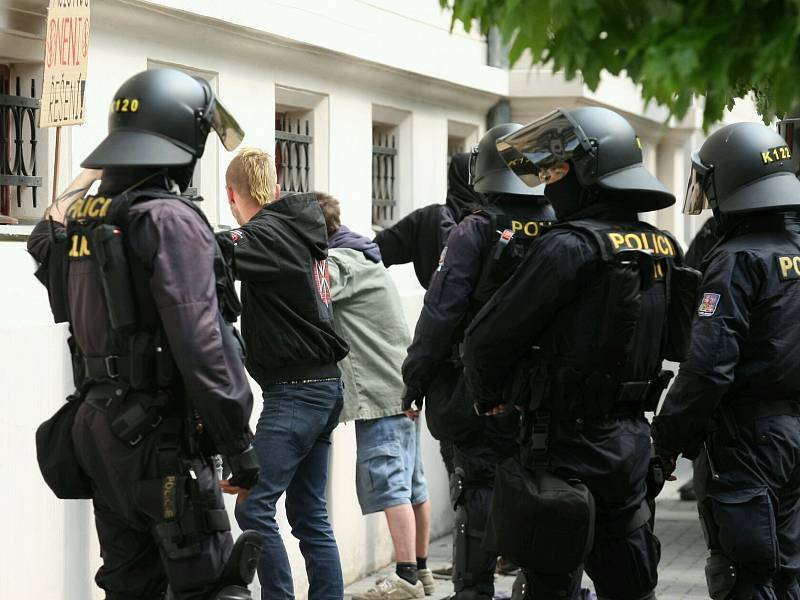 Policisté obklíčili skupinu lidí, kteří provokovali mezi divadlem a muzeem.