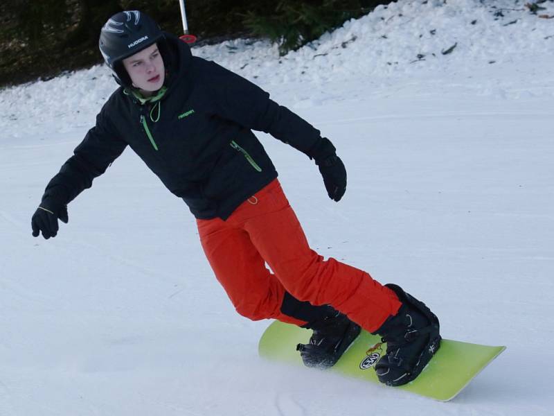 Ski areál Telnice přivítal o víkendu první milovníky lyžování.