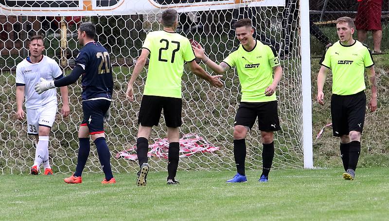 Fotbalisté Brné (zelenočerní) porazili Krupku (bílí) 3:1 a postoupili do semifinále krajského poháru, ve kterém přivítají opět na svém hřišti Domoušice.