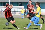 Fotbalisté Chuderova B (v červenočerném) doma díky gólu v 89. minutě zdolali ve šlágru okresního přeboru Vaňov 2:1. Foto: Deník/Rudolf Hoffmann