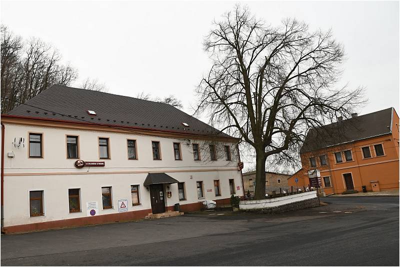 Místo zámku na Telnici najdete už jen kapli Ledebour. Při pátrání mi pomohl Jan Kolísek a starosta Jan Doubrava.