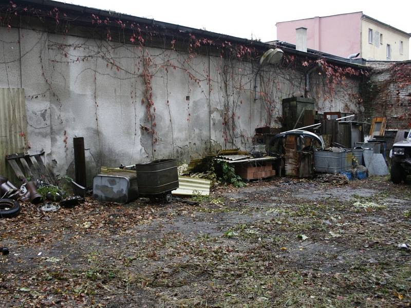 Nepořádek technického útvaru  ústecké zoo - dvůr u skladu.