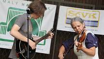 Duo Hmlisto strhlo publikum v ústeckém parku. Originální slovenský pár zaujal na ústeckém festivalu Malý Hamburk.