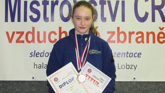 Střelkyně Adéla Bláhová má zlato z Mistrovství ČR. 