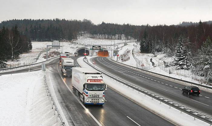  Ústecko pokryl první sníh. Na snímku vidíte obec Petrovice. 