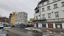 Obvod Střekov v Ústí nad Labem. Činoherní studio, v pozadí funkcionalistický obchodní dům, dnes sídlo ČSSD