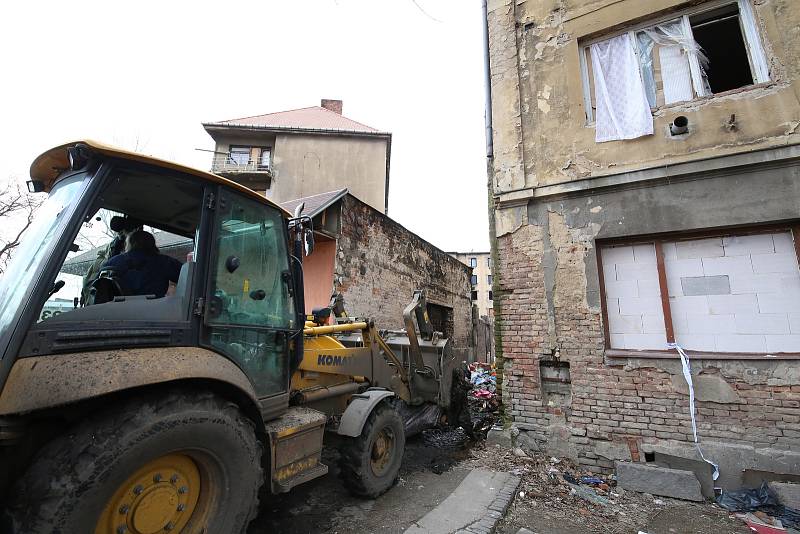 V ústecké Sklářské ulici je už zase nepořádek a soukromá firma, která zde provádí výkopové práce se nabídla, že to znova uklidí.