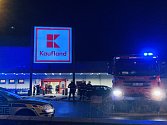 Zásah policejních a hasičských jednotek ve Všebořickém Kauflandu, kde byla nahlášena bomba.