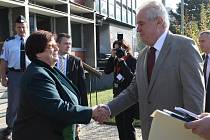 Prezident Miloš Zeman s ministryní Marií Benešovou před budovou krajského soudu v Ústí nad Labem.
