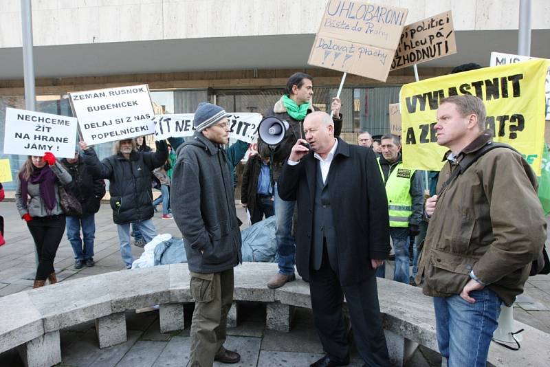 Demonstrace proti prolomení limitů před krajským úřadem v Ústí nad Labem.