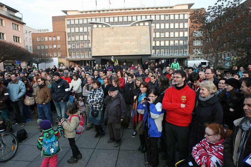 Vyjádřit podporu ústeckému Činohernímu studiu přišlo na 500 lidí.