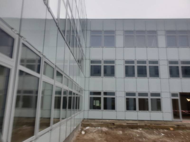 Rekonstrukce budovy Gymnázium dr. V. Šmejkala na Severní Terase by měla být hotová do prázdnin.