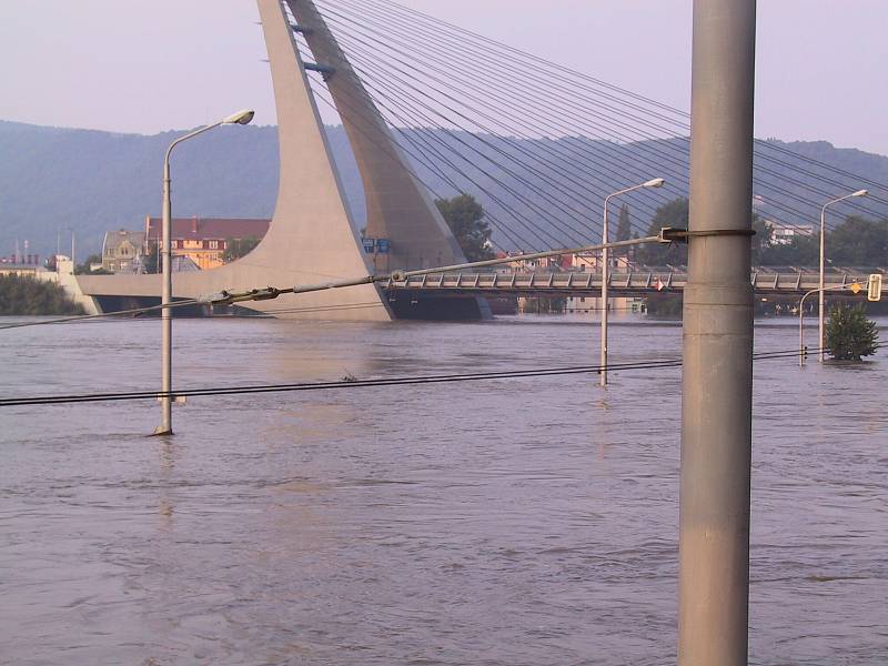 Labe zaplavilo Ústí - snímky ze soboty 17. srpna 2002 ukazují stav v centru města, na hlavním tahu z Ústí do Děčína a v Krásném Březně.