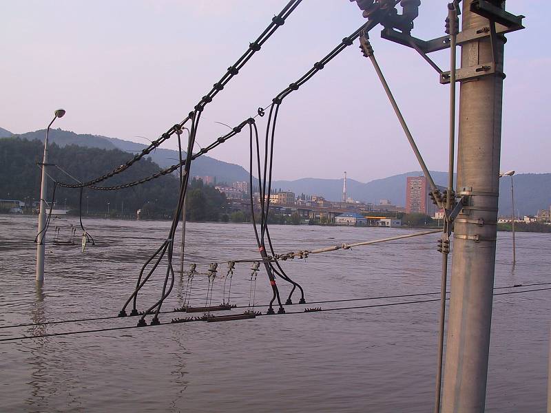 Labe zaplavilo Ústí - snímky ze soboty 17. srpna 2002 ukazují stav v centru města, na hlavním tahu z Ústí do Děčína a v Krásném Březně.