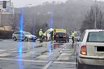 Nehoda v Ústí nad Labem, osobní automobil na přechodu srazil chodkyni, která musela do nemocnice.