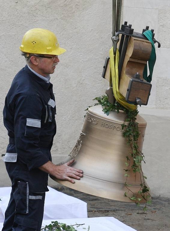 Návratu zvonů do kostela sv. Floriána, jedné ze čtrnácti národních kulturních památek Ústeckého kraje, v Krásném Březně předcházelo jejich slavnostní žehnání litoměřickým biskupem Janem Baxantem.