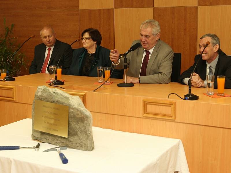 Prezident Miloš Zeman s ministryní Marií Benešovou zahájili stavbu nového sídla ústeckého soudu. Říjen 2013