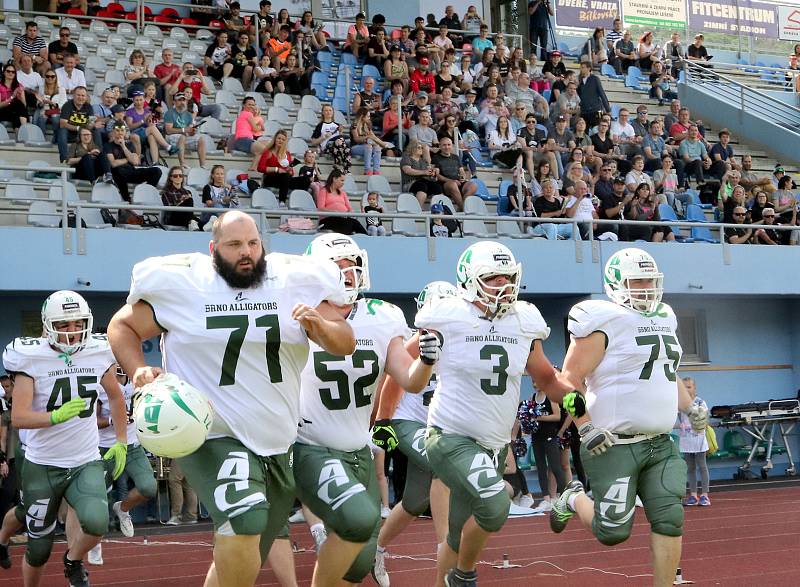 Paddock liga 2019. Ústečtí Blades (černé dresy) přehráli při prvním utkání na městském stadionu Alligators Brno (bílo-zelené dresy) 30:0.