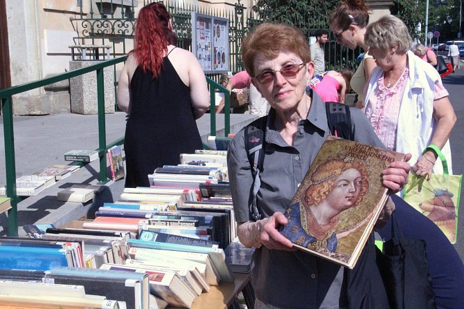 Burza knih v Churchillově ulici v Ústí