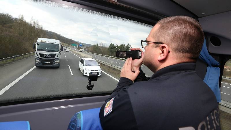 Po dálnici D8 mezi Petrovicemi a Lovosicemi se v úterý proháněl autobus s tmavými skly a dopravními policisty uvnitř.