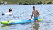 Na hlavní pláži se uskutečnily závody v paddleboardingu.