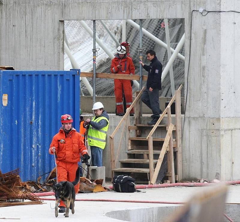 Na stavbě aquacentra se zřitila střecha, tři dělníci jsou zranění.