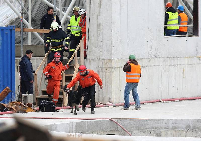 Na stavbě aquacentra se zřitila střecha, tři dělníci jsou zranění.