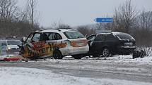 Dopravní nehoda autobusu a dvou osobních aut si vyžádala jeden lidský život a 15 zraněných.